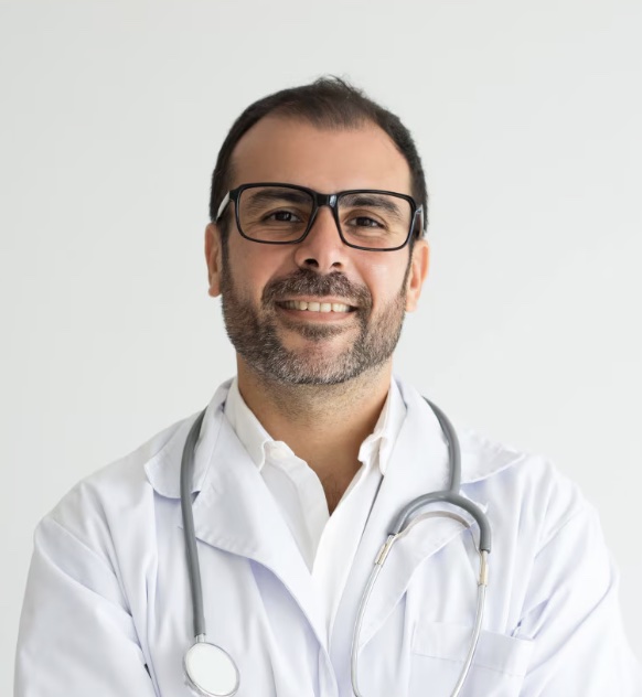 Médico de jaleco branco e estetoscópio, sorrindo.